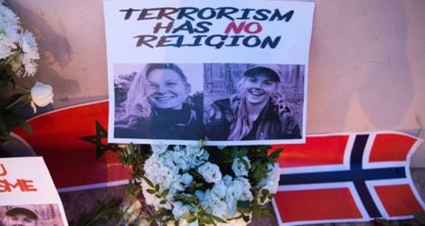 Des fleurs, des photos et des drapeaux déposés le 21 décembre 2018 en hommage aux deux femmes scandinaves tuées au Maroc.