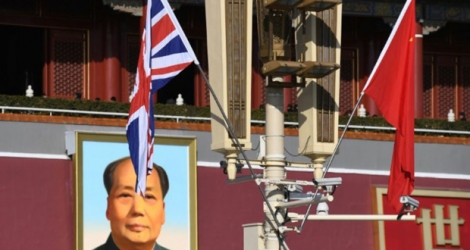 Les drapeaux britannique (g) et chinois devant le portrait de Mao place Tiananmen, le 31 janvier 2018 à Pékin.