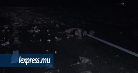  Des débris jonchaient les routes au Morne hier soir, vendredi 12 juillet. 