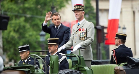 Emmanuel Macron et le général François Lecointre descendent les Champs-Elysées, le 14 juillet 2019.