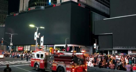 Les panneaux publicitaires lumineux de Times Square éteint suite à une panne d'électricité géante.