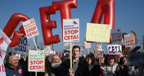Manifestation contre le traité entre l'UE et le Canada (Ceta), le 15 février 2017 devant le Parlement européen, à Strasbourg.