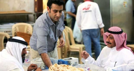 Des galettes de pain iranien sont servies dans un restaurant de Koweït, le 27 juin 2019 Photo Yasser Al-Zayyat. AFP