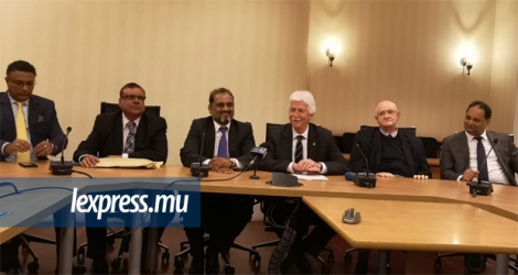 Paul Bérenger et les députés du MMM lors d’une conférence de presse au Parlement, ce mardi 16 juillet.