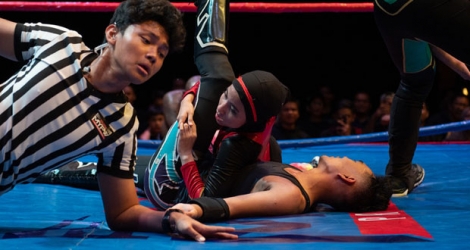La catcheuse malaisienne «Phoenix» brise les tabous en défiant des hommes sur le ring, une figure atypique dans ce milieu fort en testostérone et admirée pour son audace.