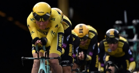 Le maillot jaune néerlandais Mike Teunissen emmène son équipe Jumbo lors du contre-la-montre par équipes, 2e étape du Tour de France, le 7 juillet 2019 à Bruxelles.