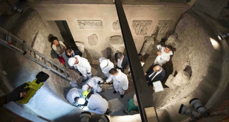 Photo diffusée le 20 juillet 2019 par le Vatican montrant l'inspection de deux ossuaires au cimetière teutonique du Vatican dans le cadre de l'enquête sur la disparition mystérieuse d'Emanuela Orlandi en 1983.