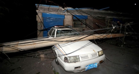 Une voiture endommagée par un poteau, près de l'usine de gazéification où une énorme explosion s'est produite, le 20 juillet 2019 à Yima (Chine).