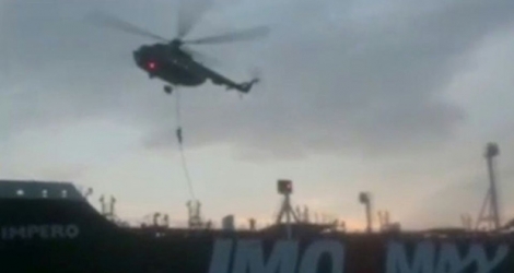 Capture d'image d'une vidéo diffusée par les Gardiens de la Révolution iraniens sur leur site Sepah News le 20 juillet 2019 montrant les Gardiens de la Révolution arrivant en hélicoptère sur le pétrolier britannique Stena Imperio.