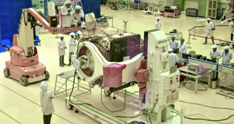 Des ingénieurs et scientifiques travaillent sur des éléments de la mission lunaire Chandrayaan-2, le 12 juin 2019 à Bangalore, en Inde.