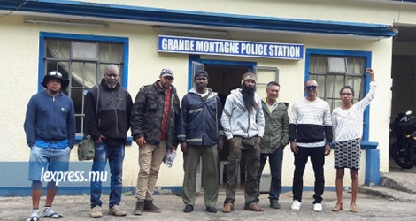 Des membres du MIR devant le poste de police de Grande-Montagne, le vendredi 19 juillet.