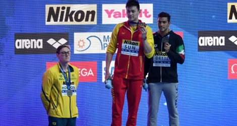 L'Australien Mack Horton (g) refuse de monter sur le podium du 400 m libre remporté par le controversé chinois Sun Yang (c) aux Mondiaux, le 21 juillet 2019 à Gwangju.