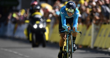 Le Colombine Nairo Quintana (Movistar) franchit la ligne d'arrivée de la 13e étape du Tour de France, un contre-la-montre individuel, le 19 juillet 2019 à Pau.