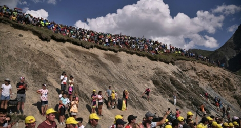 Des spectateurs massés sur les flancs de la montagne lors de l'étape entre Tarbes et le col du Tourmalet, le 20 juillet 2019.