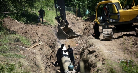 Les ouvriers du chantier de la petite centrale hydroélectrique de Rakita travaillent dans une ambiance plombée par l'hostilité des habitants de ce hameau montagneux de l'est de la Serbie, pays de rivières, le 7 juillet 2019.