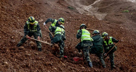 Des sauveteurs cherchent des survivants sur les lieux d'un glissement de terrain à Liupanshui dans la province de Guizhou dans le sud-ouest de la Chine le 25 juillet 2019.