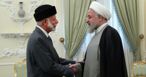 Une photo fournie par la présidence iranienne le 28 juillet 2019 montre le président iranien Hassan Rohani (D) serrant la main au ministre des Affaires étrangères omanais Youssef ben Alaoui ben Abdallah à Téhéran.
