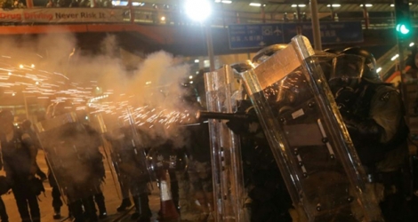 Des policiers tirent du gaz lacrymogène sur des manifestants pro-démocratie à Hong Kong, le 28 juillet 2019.