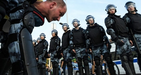 La police anti émeute russe arrête un manifestant à Moscou le 27 juillet 2019.