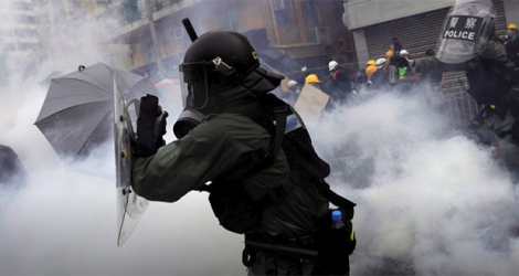 La police de Hong Kong a tiré dimanche des gaz lacrymogènes contre des manifestants qui protestaient près du Bureau de liaison de la Chine.