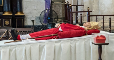 Le corps du cardinal cubain Jaime Ortega dans la cathédrale de La Havane, le 26 juillet 2019.