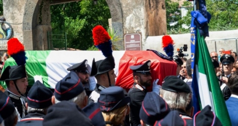 Le cercueil du carabinier Mario Cerciello Rega est porté vers l'église Santa Croce de Somma Vesuviana, près de Naples, le 29 juillet 2019.