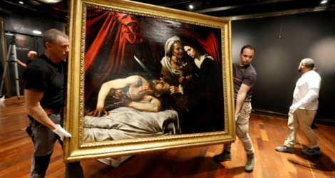 La toile attribuée au Caravage et représentant Judith décapitant Holopherne est exposée le 14 juin 2019 à l'hôtel Drouot à Paris en prévision de sa vente aux enchères le 27 juin à Toulouse.