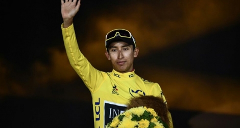 Le Colombien Egan Bernal sur la 1re marche du podium du Tour de France, à Paris, le 28 juillet 2019.