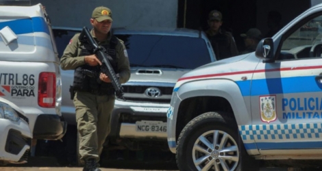 Un policier patrouille autour de la prison d'Altamira, dans le nord du Brésil, le 30 juillet 2019.