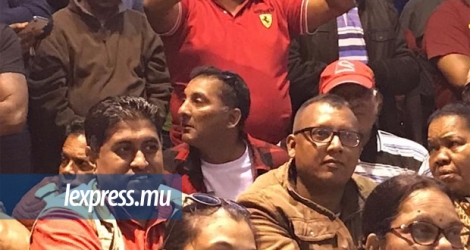 Shameem Korimbocus, au centre le visage, tourné, était au congrès du Parti travailliste à Montagne-Longue, ce vendredi 2 août.