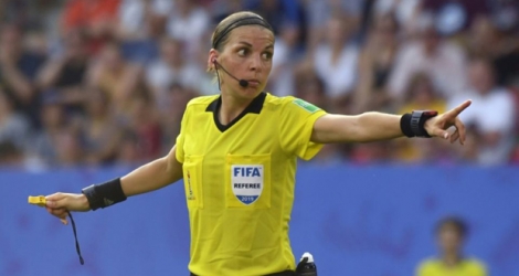 L'arbitre française Stéphanie Frappart lors du quart de finale du Mondial féminin entre l'Allemagne et la Suède, à Rennes, le 29 juin 2019.