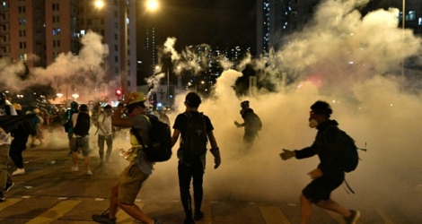 La police anti-émeutes de Hong Kong a recouru à du gaz lacrymogène pour disperser des manifestants prodémocratie le 4 août 2019.