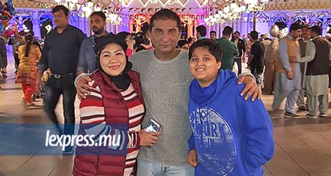 Shameem Korimbocus entouré de son épouse Glenda et de son fils Shayaan.