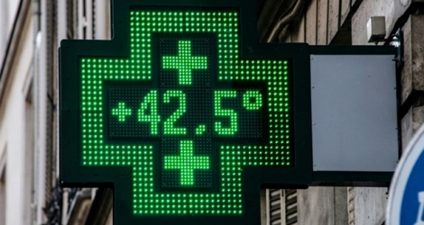 Le thermomètre d'une pharmacie indique 42,5°C, le 25 juillet 2019 lors d'un épisode de canicule à Paris.