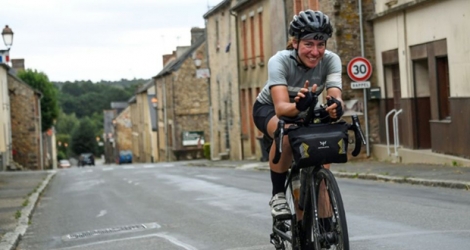 L'Allemande Fiona Kolbinger lors de la Transcontinental Race, un raid cycliste mixte de près de 4.000 km, le 5 août 2019 à Teillay en Ille-et-Vilaine.
