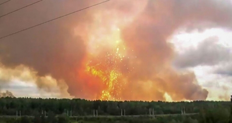 Capture d'image d'une vidéo du 5 août 2019 montrant des explosions dans un dépôt d'obus d'une unité militaire près de la ville d'Atchinsk, dans la région de Krasnoïarsk, en Sibérie.