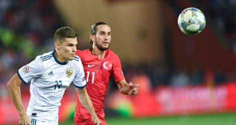 Le milieu turc Yusuf Yazici (d) à la lutte avec le Russe Roman Zobnin en Ligue des Nations, le 7 septembre 2018 à Trabzon.
