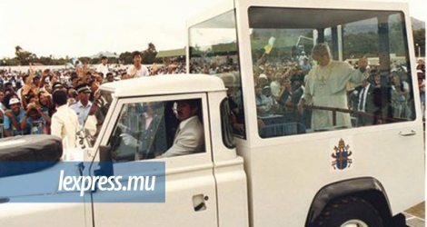 Le pape Jean Paul II dans la papamobile lors de sa visite à Maurice en 1989.