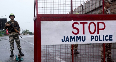 Des forces de sécurité à un point de contrôle sur une route de Jammu, le 7 août 2019 en Inde.