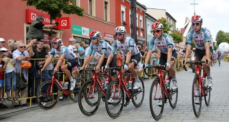 L'équipe Lotto Soudal lors de la 4e étape du Tour de Pologne, raccourcie et effectuée au ralenti, en hommage à leur équipier belge Bjorg Lambrech décédé, le 6 août 2019 à Jaworzno.