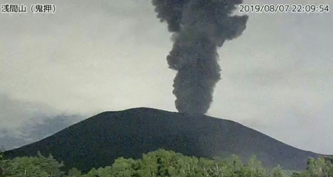 Une copie d'écran de l'agence météorologique japonaise montrant le mont Asama en éruption lors d'une conférence de presse à Tokyo, le 8 août 2019.