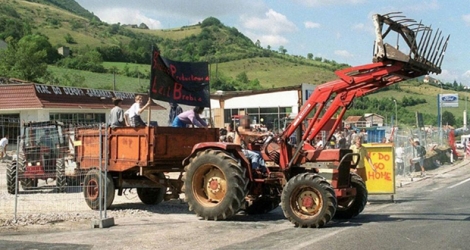 Démontage d'un McDo en construction à Millau le 12 août 1999.