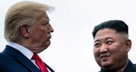 Donald Trump et Kim Jong Un lors de leur dernière rencontre, le 30 juin 2019, dans la zone démilitarisée entre les deux Corées.