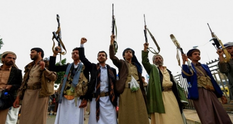 Des hommes armés soutenant les rebelles Houthis au Yémen lors d'un rassemblement contre la coalition militaire saoudienne soutenant le gouvernement du Yémen, le 9 août 2019 à Sanaa Photo Mohammed HUWAIS. AFP
