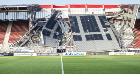 Une partie du toit effondrée sur l'une des tribunes du AFAS stadion à Alkmaar, le 10 août 2019.
