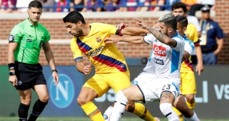 L'attaquant barcelonais Luis Suarez (c) aux prises avec le défenseur napolitaine Elseid Hysaj lors d'un match amical, le 10 août 2019 à Ann Arbor (Etats-Unis).