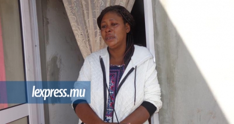 Lorèze raconte ses déboires devant sa maison dévastée à Soupirs, Rodrigues, ce dimanche 11 août.