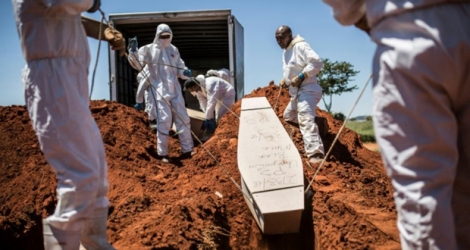 Des employés municipaux de la morgue de Johannesburg inhument le cercueil d'un corps non identifié au cimetière d'Olifantsvlei, le 27 février 2019.