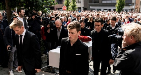 Des cyclistes proches de Bjorg Lambrecht, dont André Greipel (gauche) et Tiesj Benoot (deuxième plan à droite), portent le cercueil de leur ami, le 13 août 2018 à Knesselare (Belgique).