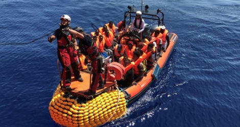Un «rhib», un canot gonflable du navire «Ocean Viking» des ONG SOS Méditerranée et Médecins sans Frontières (MSF), transporte des migrants récupérés sur un canot de fortune en mer Méditerranée le 12 août 2019.